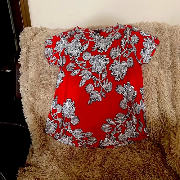 Short sleeved JM collection shirt. Red white and black leaves pattern - Picture 2 of 3